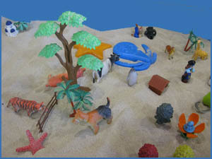 Песочная терапия. Песочница с песком и миниатюрными фигурами. Фото. Логинова О.